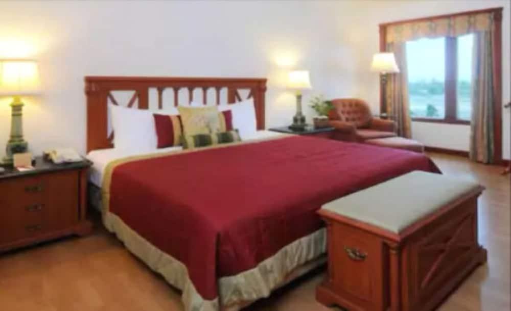 The Orchid Hotel Mumbai Vile Parle Екстер'єр фото A bedroom at the hotel