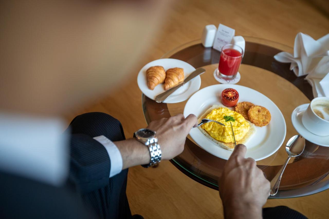 The Orchid Hotel Mumbai Vile Parle Екстер'єр фото A man eating breakfast
