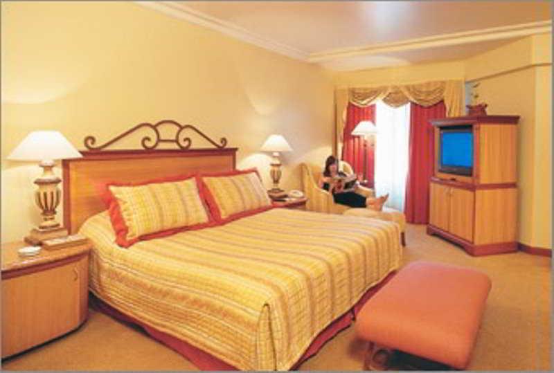 The Orchid Hotel Mumbai Vile Parle Номер фото A bedroom at the hotel