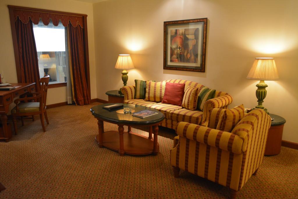The Orchid Hotel Mumbai Vile Parle Екстер'єр фото A living room at the Ritz-Carlton, Boston