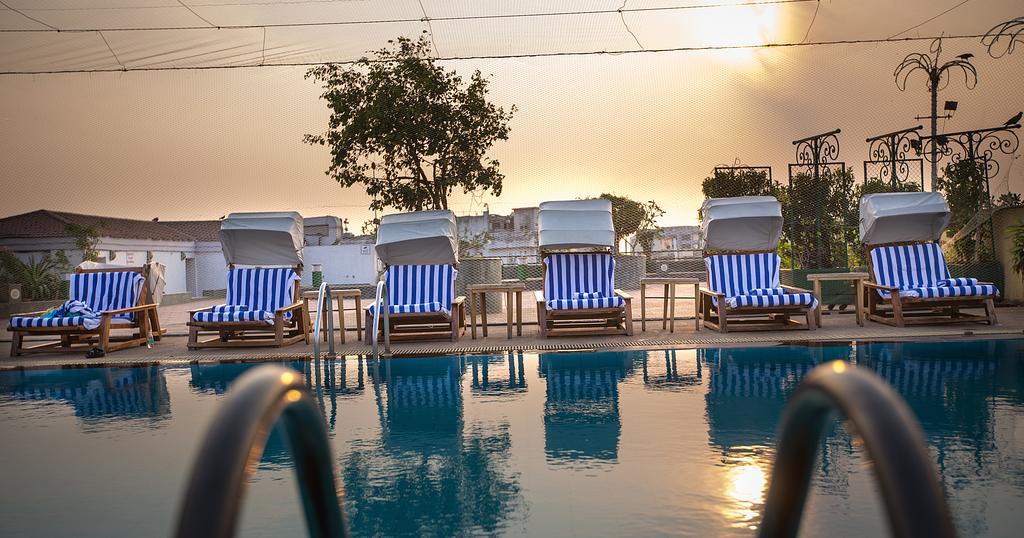 The Orchid Hotel Mumbai Vile Parle Екстер'єр фото The swimming pool at the hotel