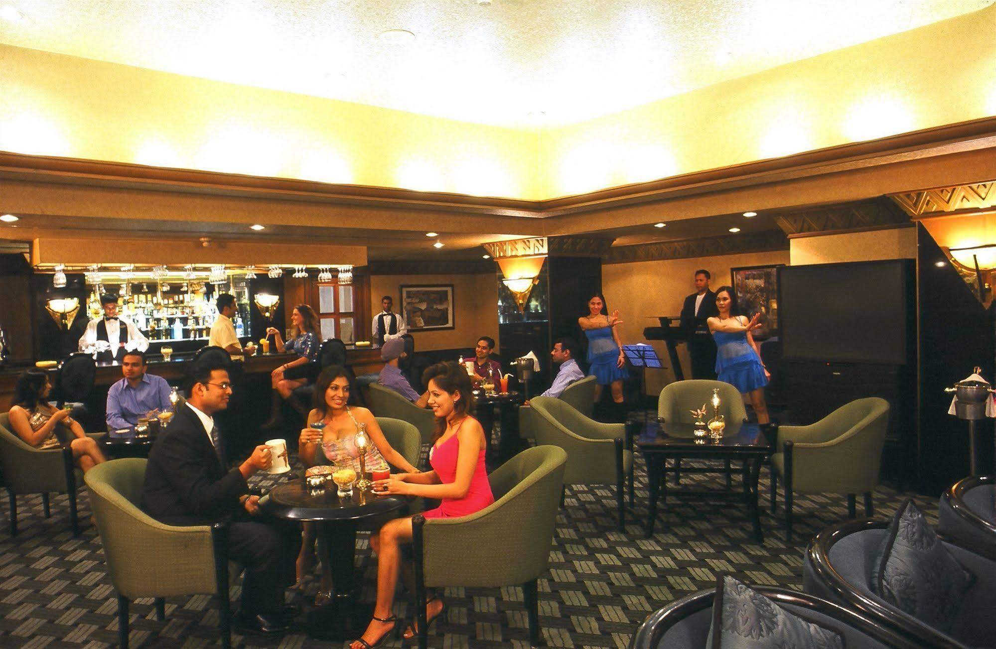 The Orchid Hotel Mumbai Vile Parle Ресторан фото The bar at the Oberoi Mumbai