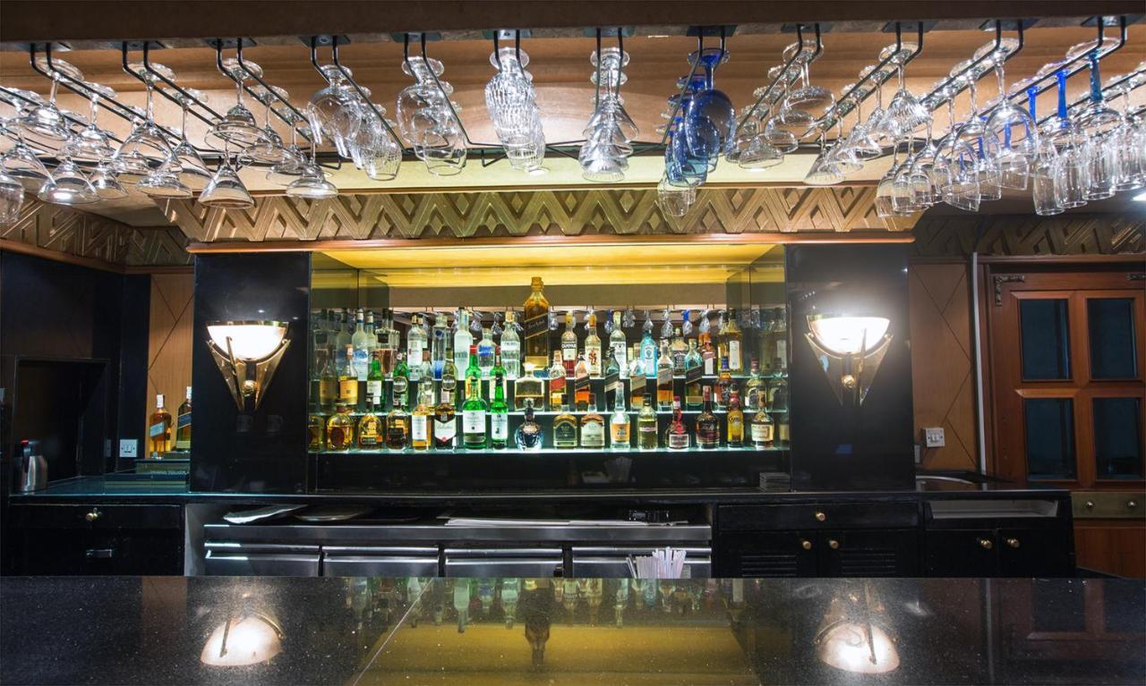 The Orchid Hotel Mumbai Vile Parle Екстер'єр фото The bar at the 1905 Bar and Lounge