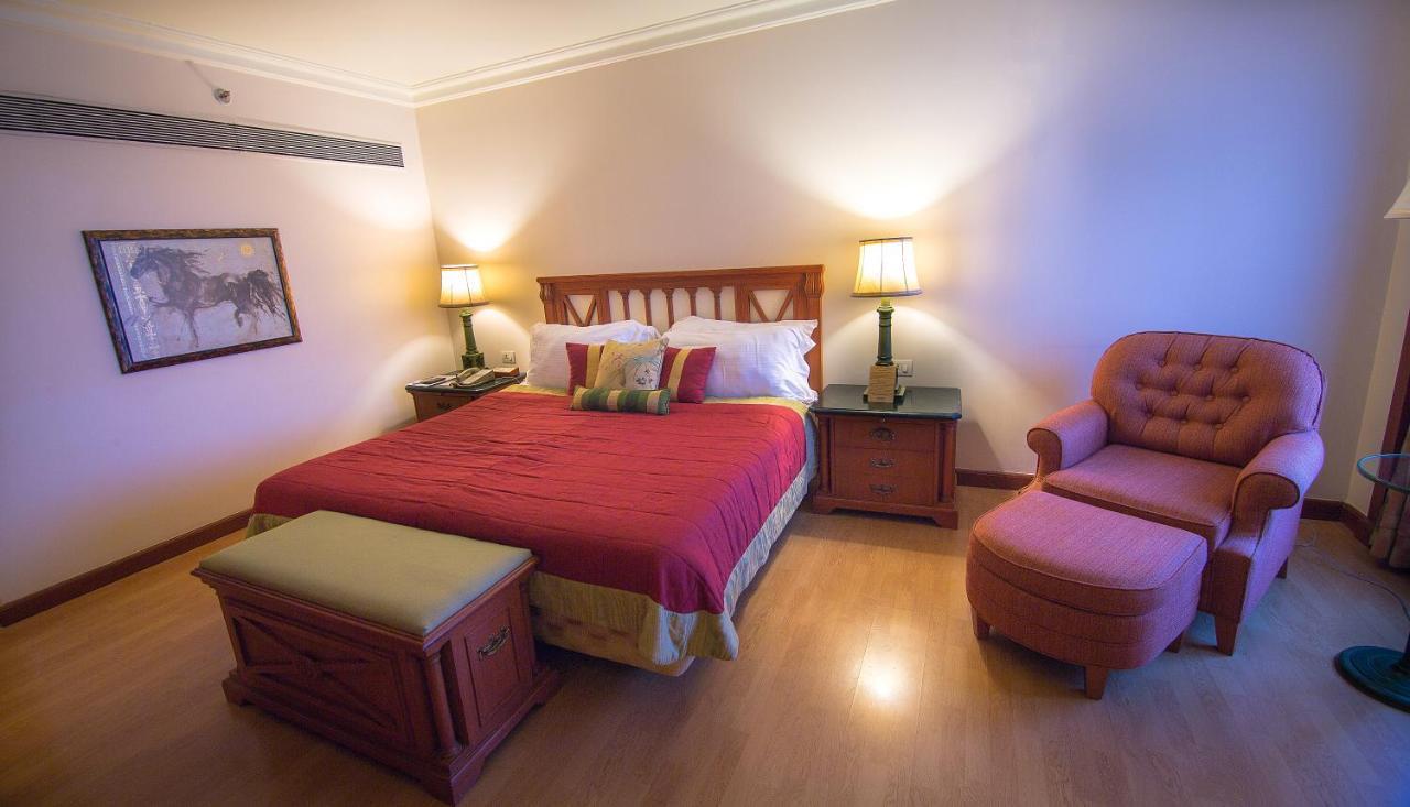 The Orchid Hotel Mumbai Vile Parle Екстер'єр фото A bedroom at the Taj Bengal