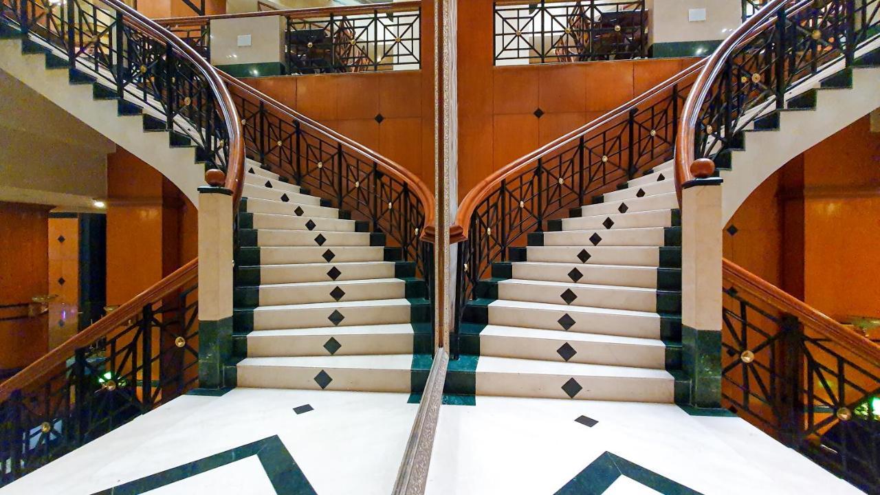 The Orchid Hotel Mumbai Vile Parle Екстер'єр фото Stairs in the lobby