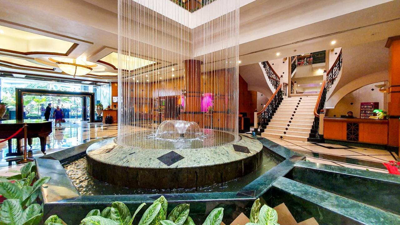 The Orchid Hotel Mumbai Vile Parle Екстер'єр фото The lobby of the hotel